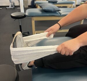 calf stretch with towel for knee pain